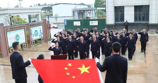 心承宪法之重，我们庄严宣誓！